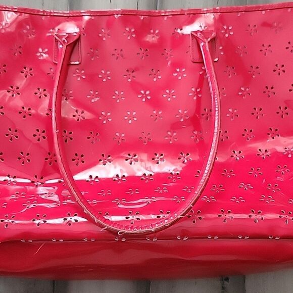 Red Floral Cutout Beach Bag - Picture 3 of 5